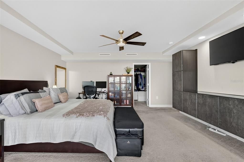 For Sale: $550,000 (2 beds, 2 baths, 1370 Square Feet)