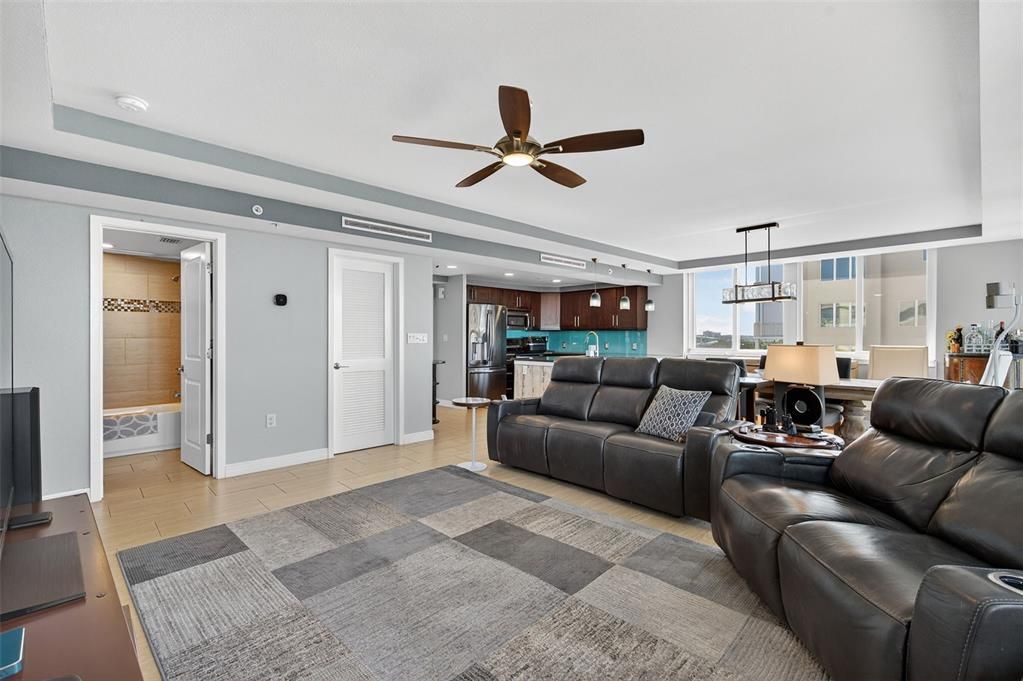 For Sale: $550,000 (2 beds, 2 baths, 1370 Square Feet)