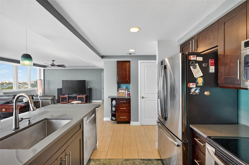 For Sale: $550,000 (2 beds, 2 baths, 1370 Square Feet)