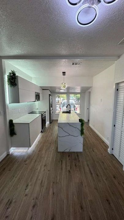 合同活跃: $345,000 (4 贝兹, 2 浴室, 1342 平方英尺)