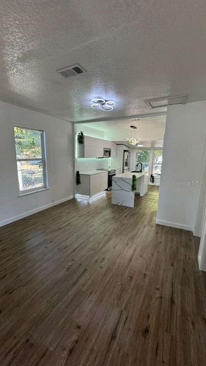 合同活跃: $345,000 (4 贝兹, 2 浴室, 1342 平方英尺)