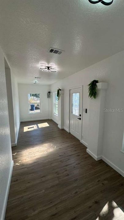 合同活跃: $345,000 (4 贝兹, 2 浴室, 1342 平方英尺)