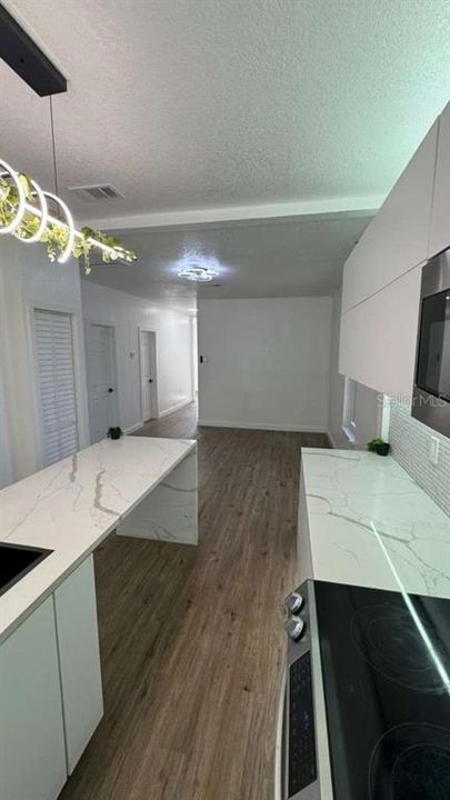 合同活跃: $345,000 (4 贝兹, 2 浴室, 1342 平方英尺)