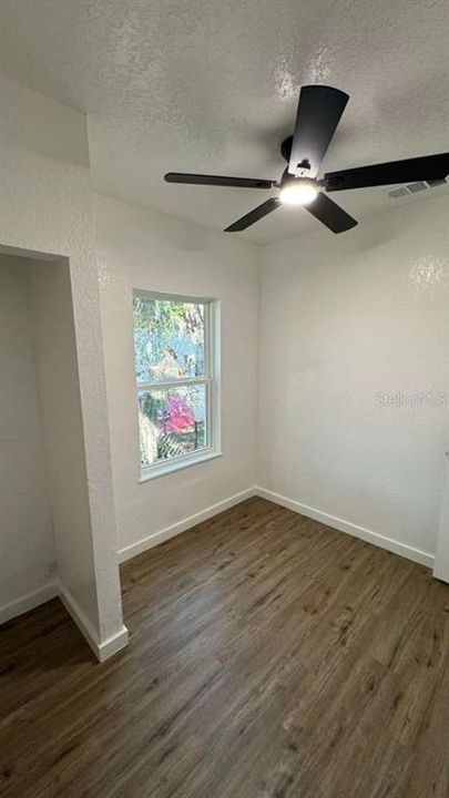 合同活跃: $345,000 (4 贝兹, 2 浴室, 1342 平方英尺)