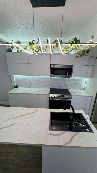 合同活跃: $345,000 (4 贝兹, 2 浴室, 1342 平方英尺)