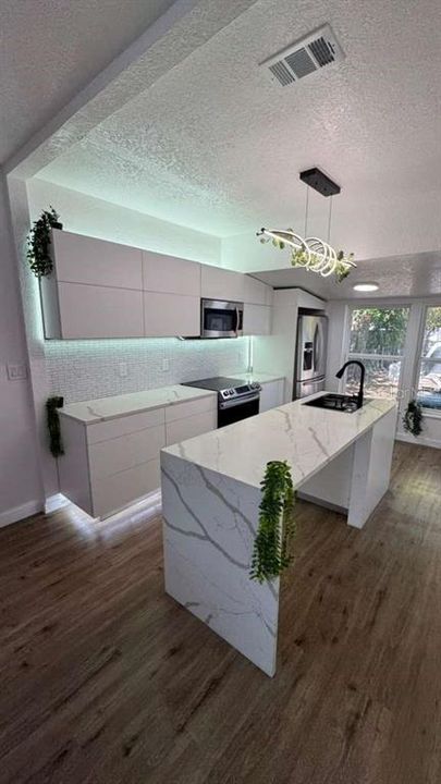 合同活跃: $345,000 (4 贝兹, 2 浴室, 1342 平方英尺)