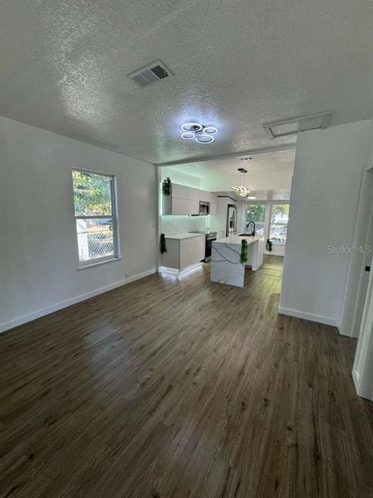 合同活跃: $345,000 (4 贝兹, 2 浴室, 1342 平方英尺)