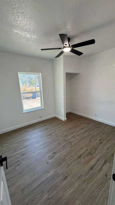 合同活跃: $345,000 (4 贝兹, 2 浴室, 1342 平方英尺)