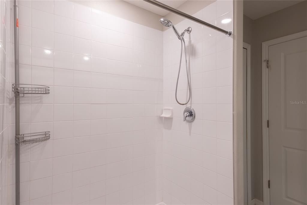 For Rent: $2,250 (4 beds, 2 baths, 1914 Square Feet)