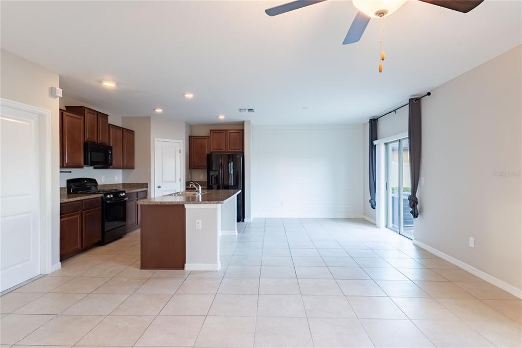 For Rent: $2,250 (4 beds, 2 baths, 1914 Square Feet)