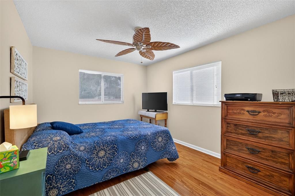 待售: $249,900 (2 贝兹, 2 浴室, 1341 平方英尺)