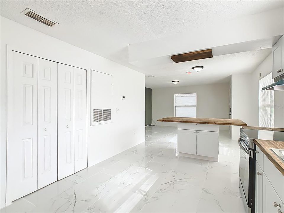 For Sale: $249,900 (4 beds, 2 baths, 1289 Square Feet)