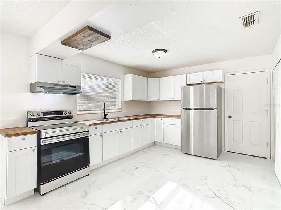 For Sale: $249,900 (4 beds, 2 baths, 1289 Square Feet)