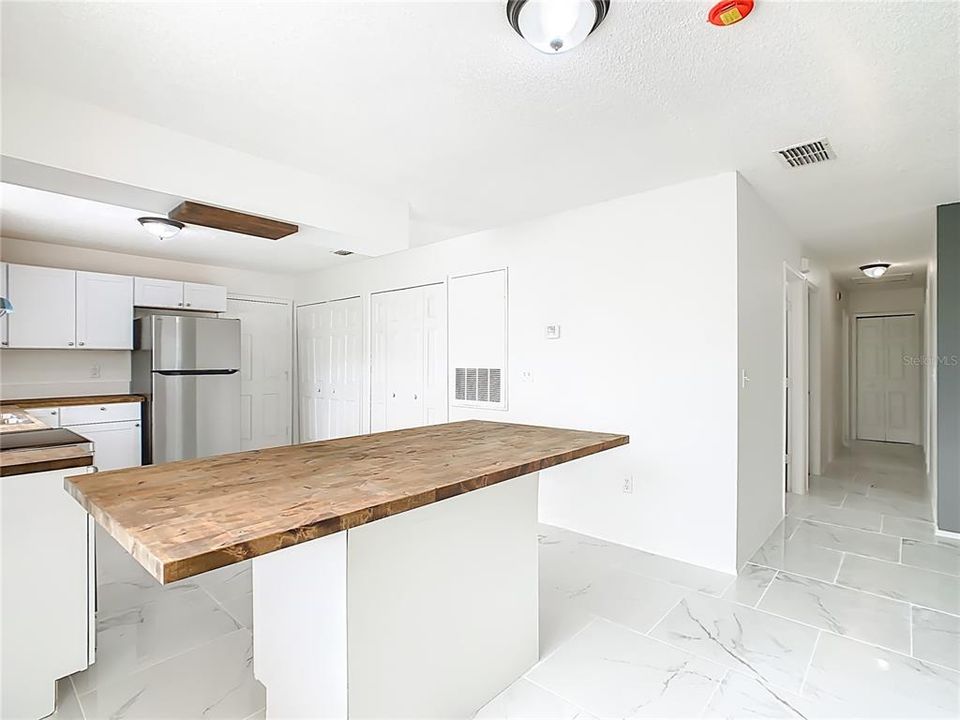 For Sale: $249,900 (4 beds, 2 baths, 1289 Square Feet)