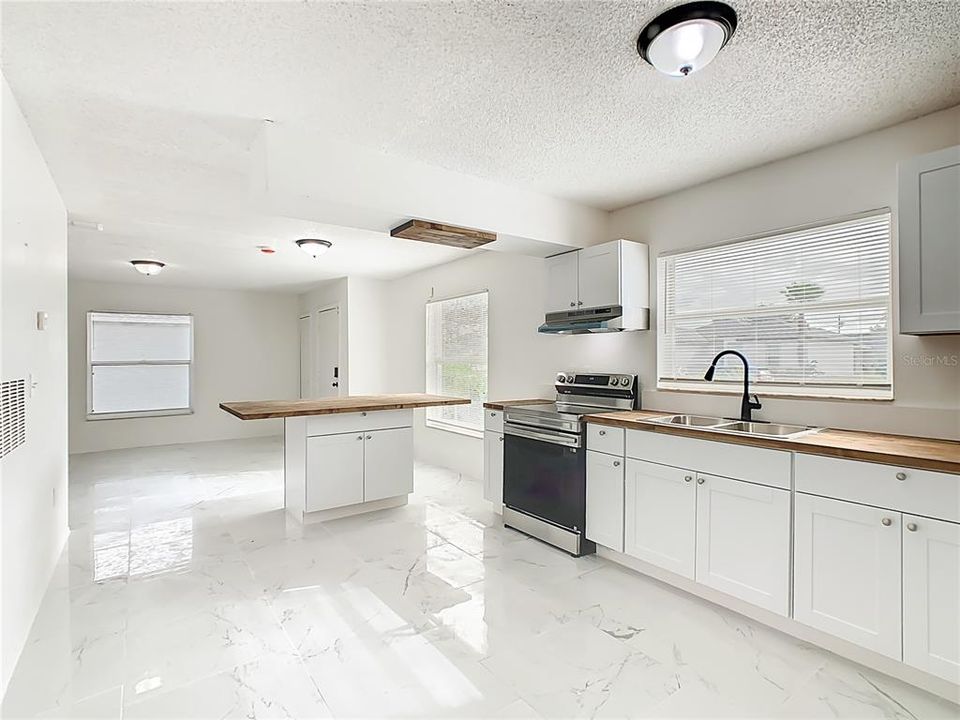 For Sale: $249,900 (4 beds, 2 baths, 1289 Square Feet)