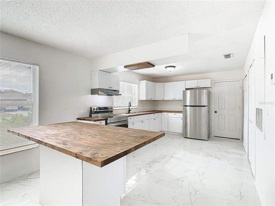 For Sale: $249,900 (4 beds, 2 baths, 1289 Square Feet)