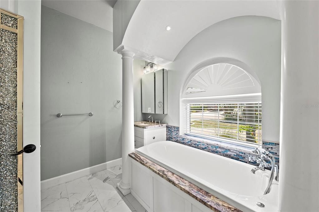 待售: $550,000 (1 贝兹, 1 浴室, 1000 平方英尺)