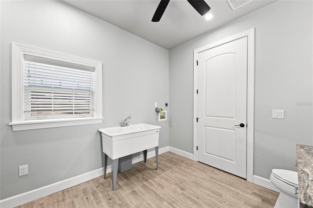 待售: $550,000 (1 贝兹, 1 浴室, 1000 平方英尺)