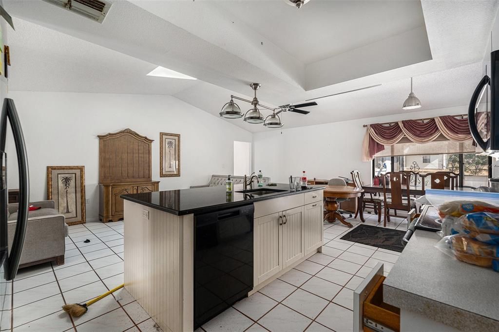 待售: $299,000 (4 贝兹, 2 浴室, 2138 平方英尺)