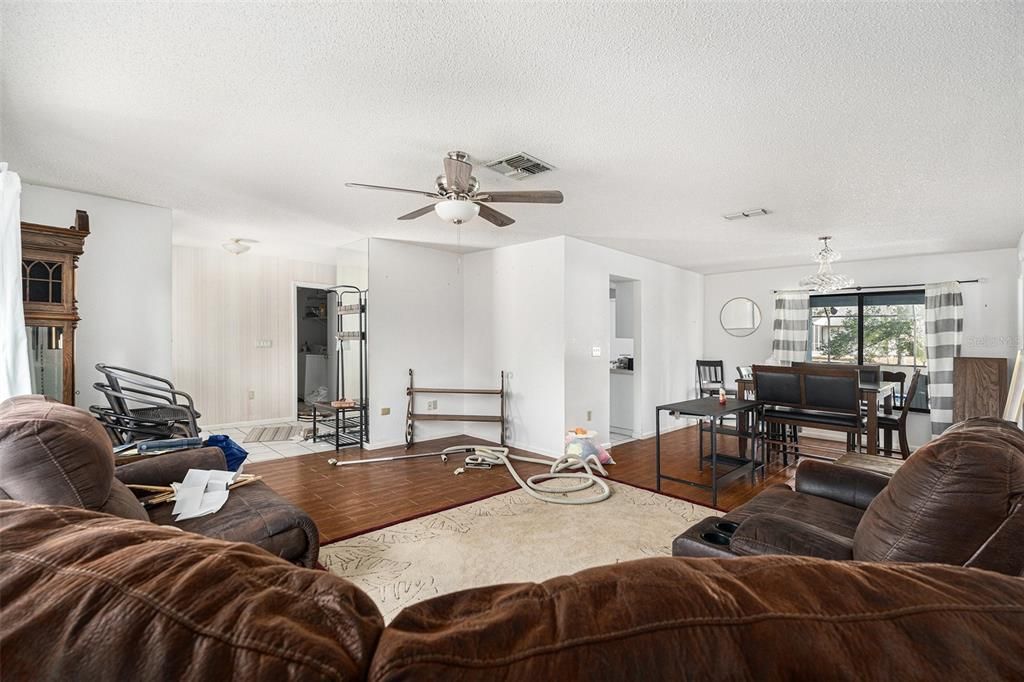 待售: $299,000 (4 贝兹, 2 浴室, 2138 平方英尺)