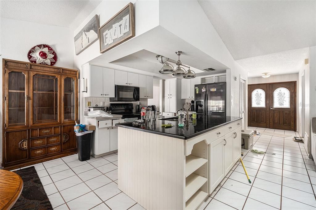 待售: $299,000 (4 贝兹, 2 浴室, 2138 平方英尺)