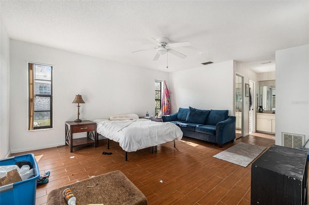 待售: $299,000 (4 贝兹, 2 浴室, 2138 平方英尺)