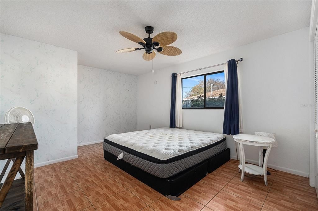 待售: $299,000 (4 贝兹, 2 浴室, 2138 平方英尺)