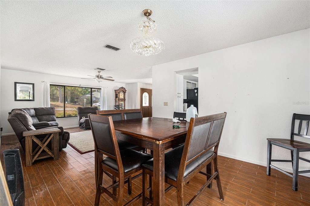 待售: $299,000 (4 贝兹, 2 浴室, 2138 平方英尺)