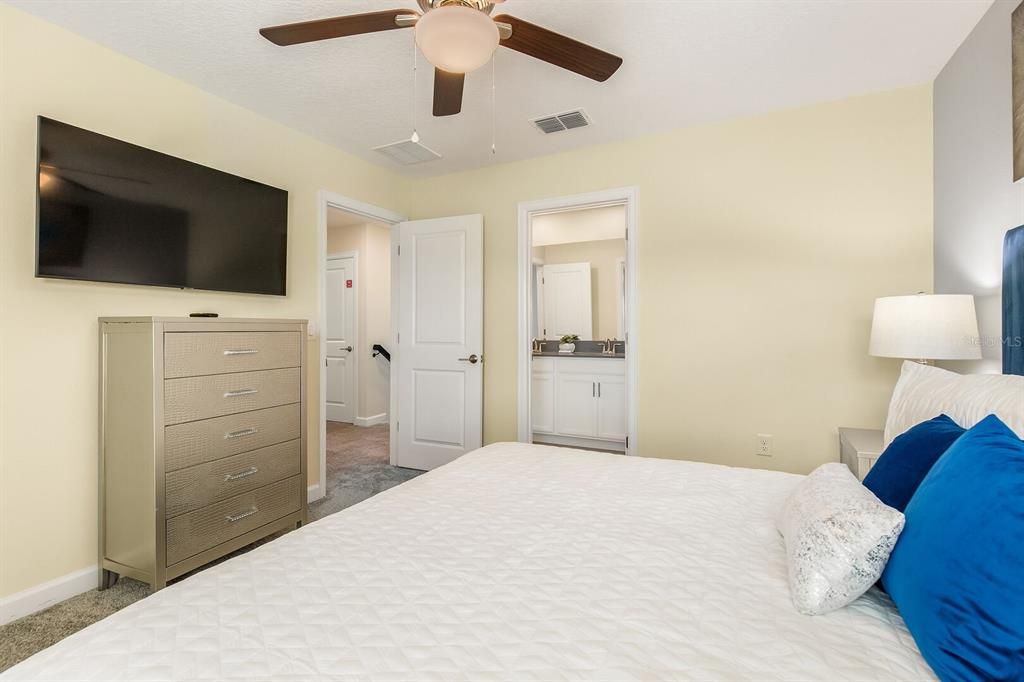 For Sale: $800,000 (7 beds, 5 baths, 4019 Square Feet)