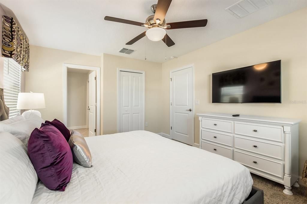 For Sale: $800,000 (7 beds, 5 baths, 4019 Square Feet)