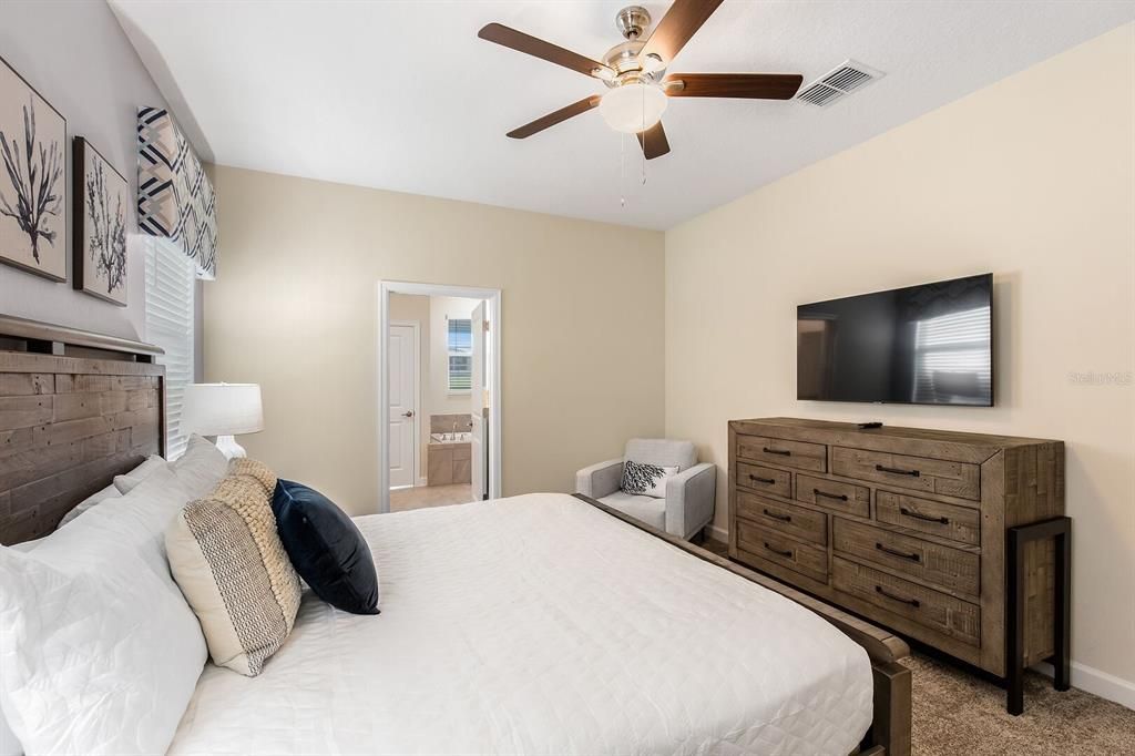 For Sale: $800,000 (7 beds, 5 baths, 4019 Square Feet)