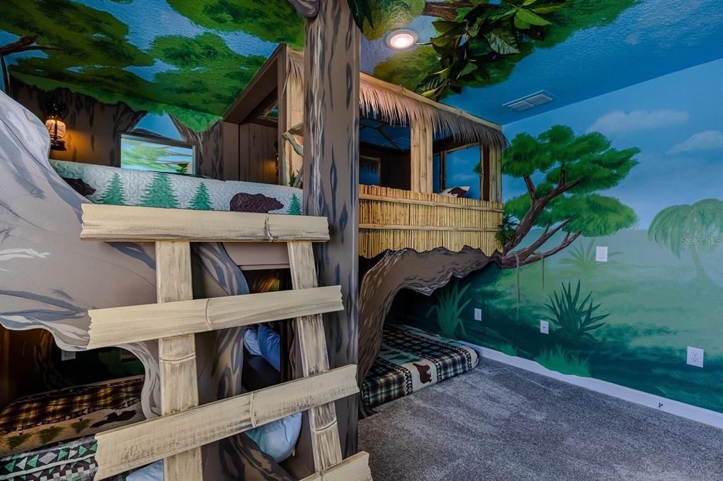 For Sale: $800,000 (7 beds, 5 baths, 4019 Square Feet)