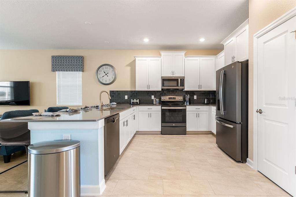 For Sale: $800,000 (7 beds, 5 baths, 4019 Square Feet)