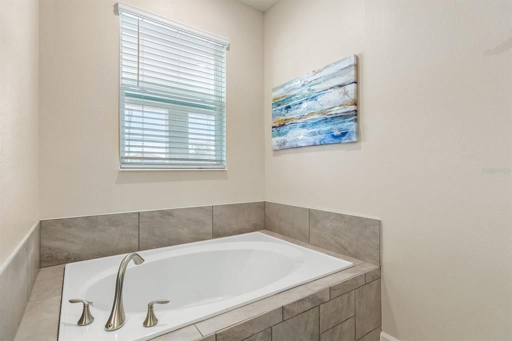 For Sale: $800,000 (7 beds, 5 baths, 4019 Square Feet)