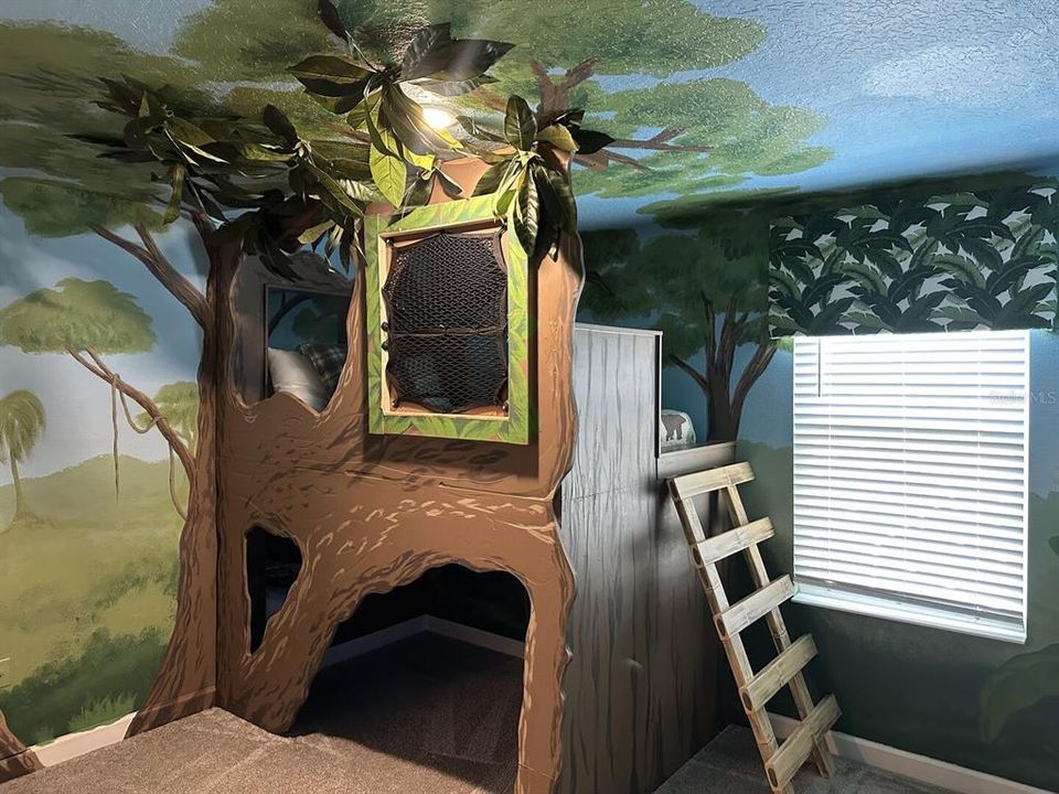 For Sale: $800,000 (7 beds, 5 baths, 4019 Square Feet)