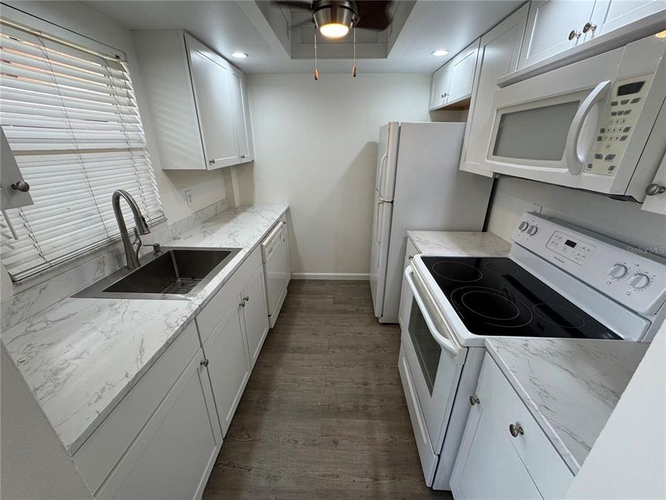 出租: $1,750 (2 贝兹, 2 浴室, 900 平方英尺)