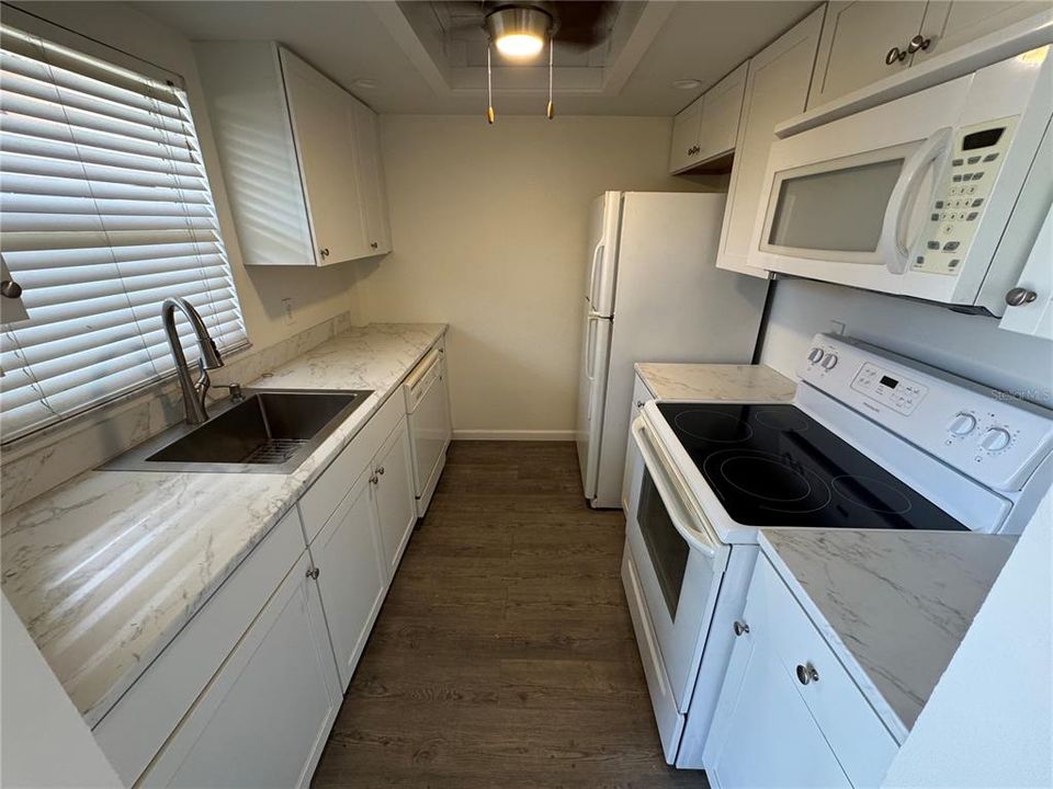 出租: $1,750 (2 贝兹, 2 浴室, 900 平方英尺)