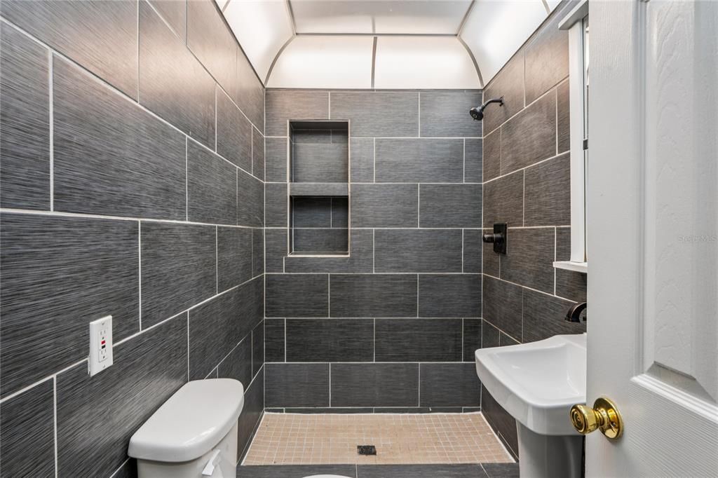 For Sale: $325,000 (3 beds, 2 baths, 1369 Square Feet)