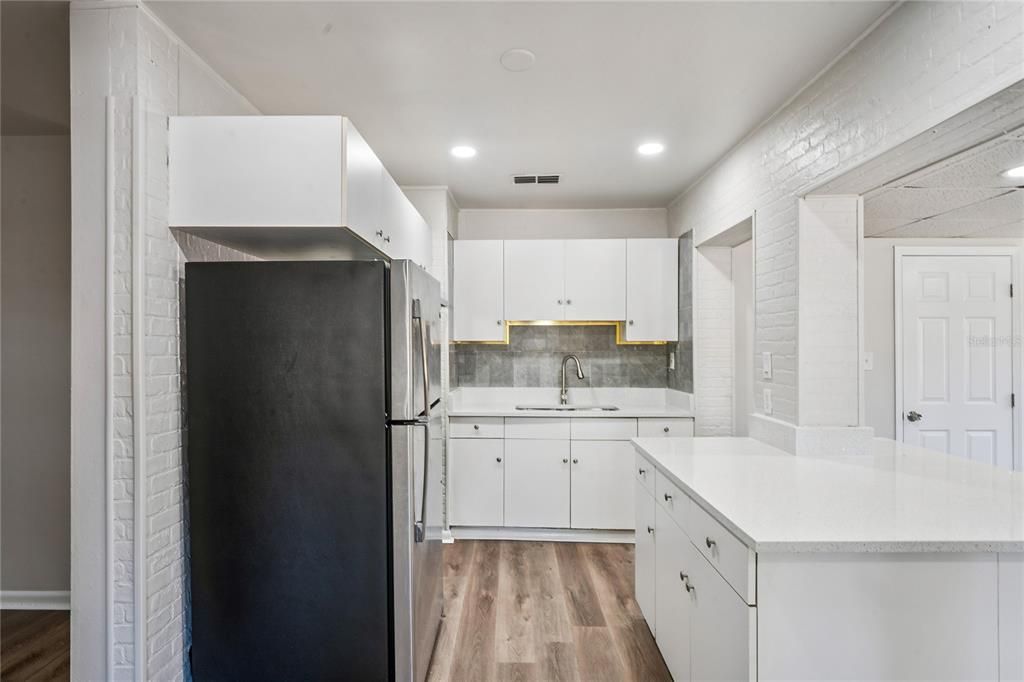 For Sale: $325,000 (3 beds, 2 baths, 1369 Square Feet)