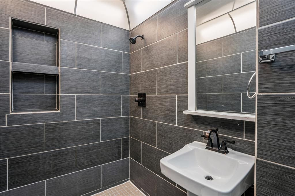 For Sale: $325,000 (3 beds, 2 baths, 1369 Square Feet)