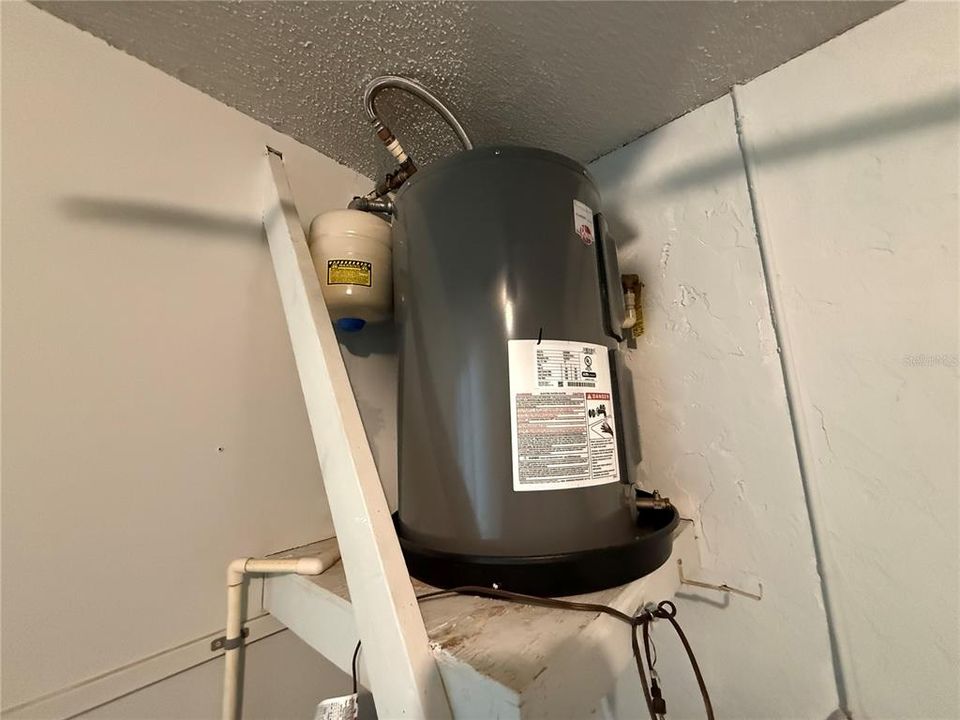 For Sale: $140,000 (1 beds, 1 baths, 902 Square Feet)