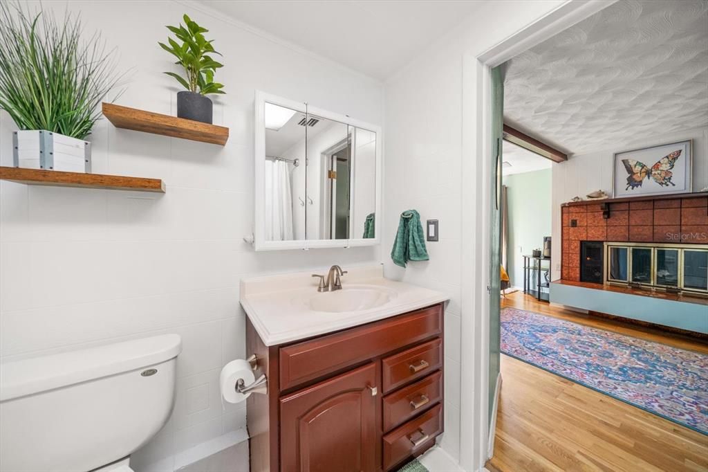 For Sale: $349,000 (2 beds, 2 baths, 964 Square Feet)