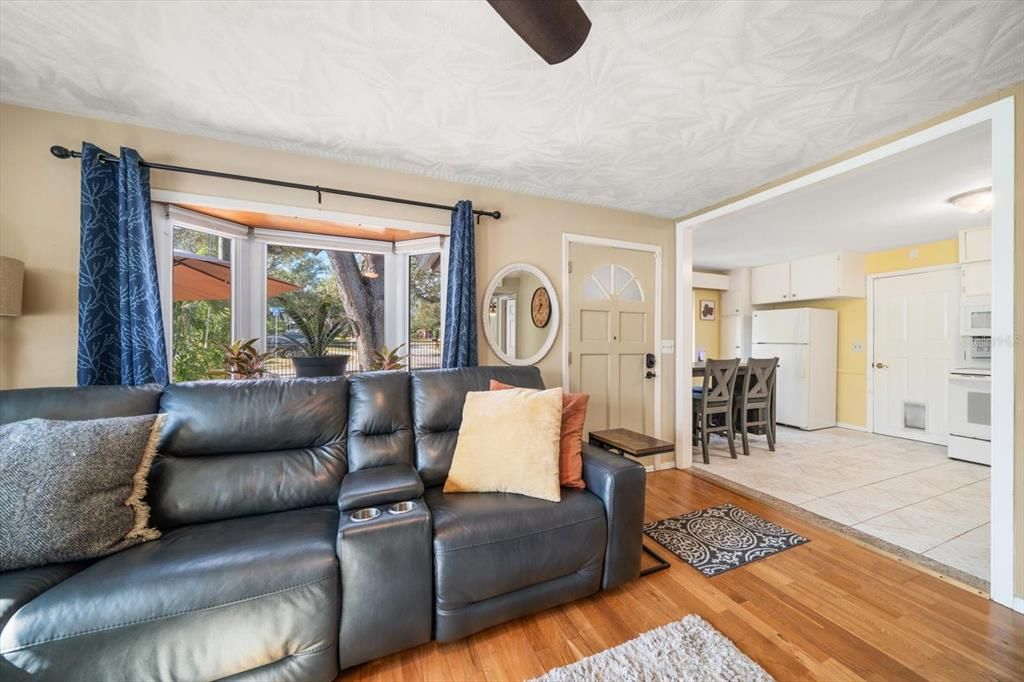 For Sale: $349,000 (2 beds, 2 baths, 964 Square Feet)