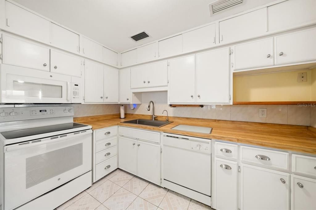 For Sale: $349,000 (2 beds, 2 baths, 964 Square Feet)
