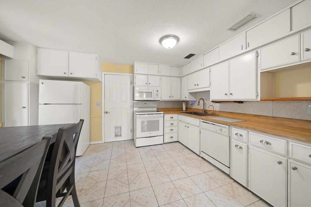 For Sale: $349,000 (2 beds, 2 baths, 964 Square Feet)