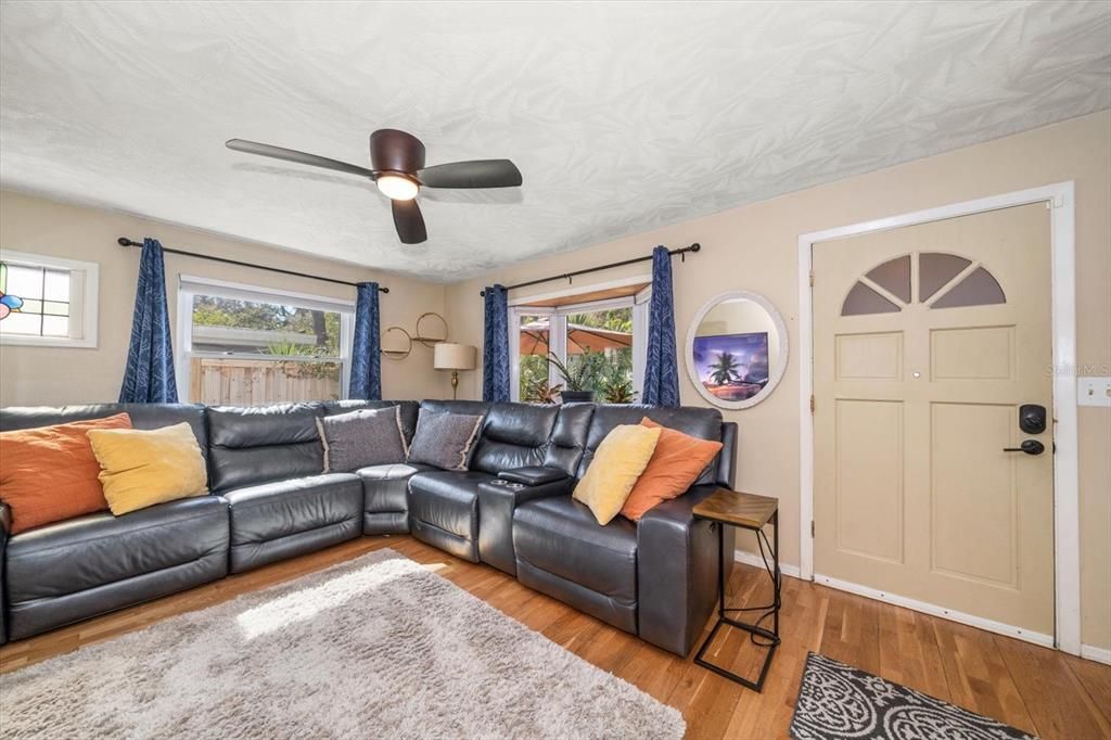 For Sale: $349,000 (2 beds, 2 baths, 964 Square Feet)