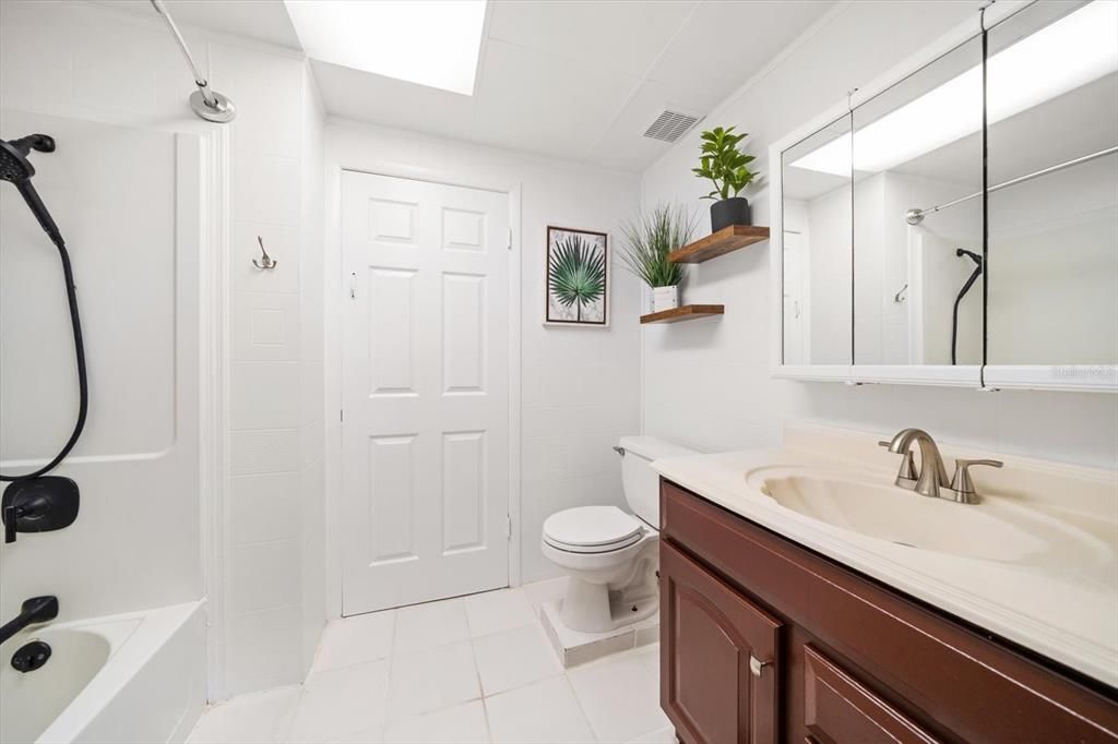 For Sale: $349,000 (2 beds, 2 baths, 964 Square Feet)