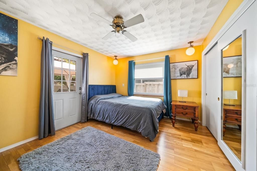 For Sale: $349,000 (2 beds, 2 baths, 964 Square Feet)