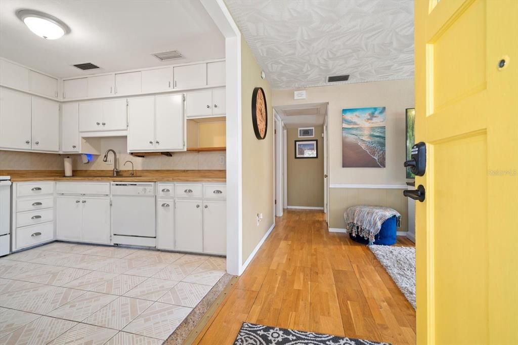 For Sale: $349,000 (2 beds, 2 baths, 964 Square Feet)