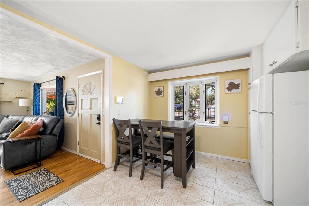 For Sale: $349,000 (2 beds, 2 baths, 964 Square Feet)